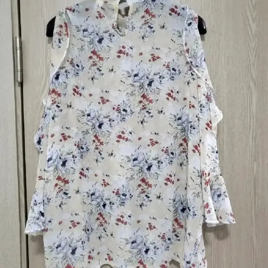 [BUNJANG] Flower Pattern Off-Shoulder Blouse / 플라워 패턴 오프숄더 블라우스
