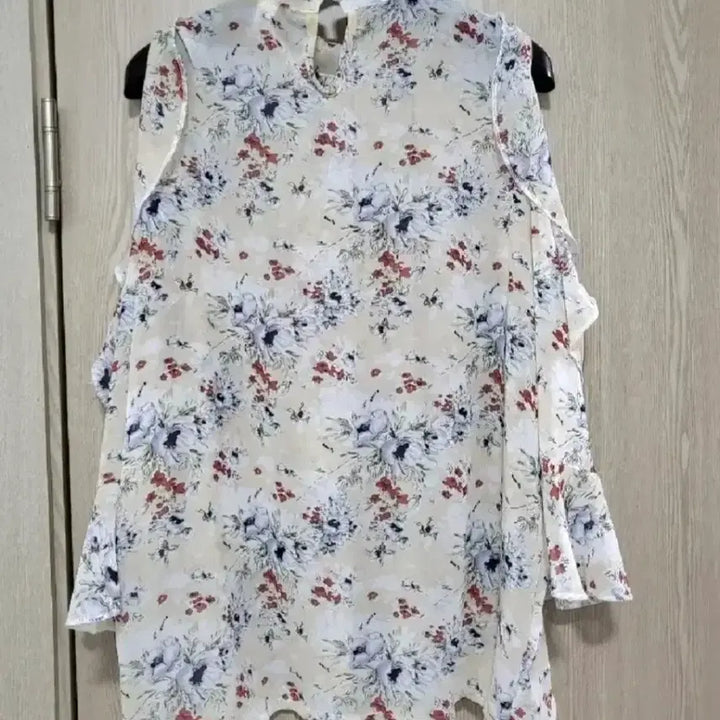 [BUNJANG] Flower Pattern Off-Shoulder Blouse / 플라워 패턴 오프숄더 블라우스
