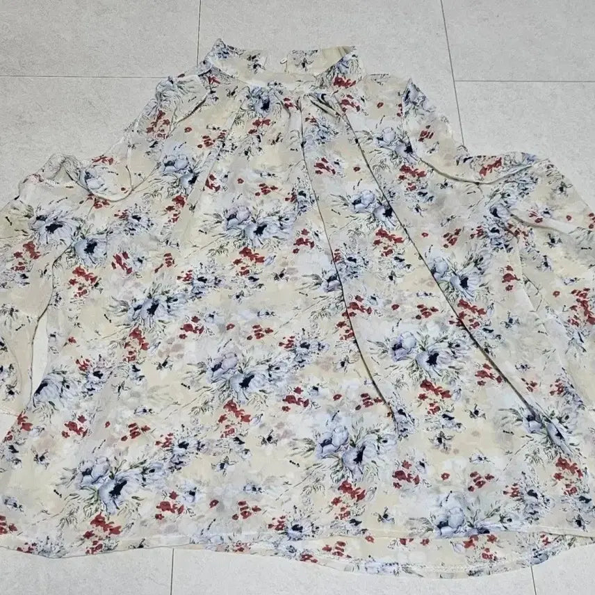 [BUNJANG] Flower Pattern Off-Shoulder Blouse / 플라워 패턴 오프숄더 블라우스
