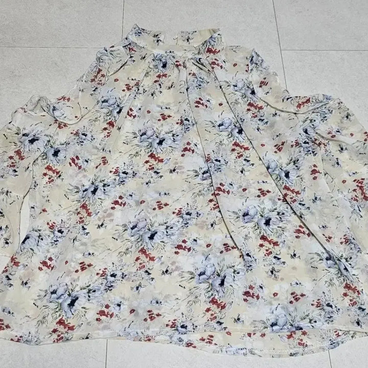 [BUNJANG] Flower Pattern Off-Shoulder Blouse / 플라워 패턴 오프숄더 블라우스