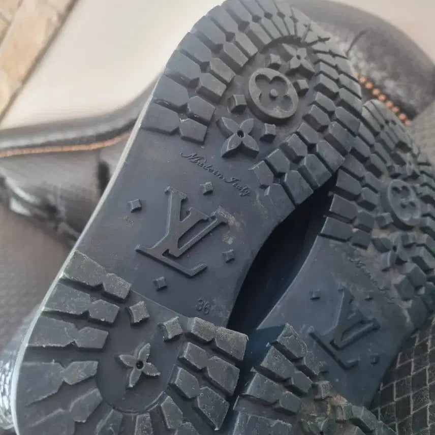 [BUNJANG] Louis Vuitton Monogram Embossed Rain Boots / 루이비통부츠 엠보 모노그램  레인부츠