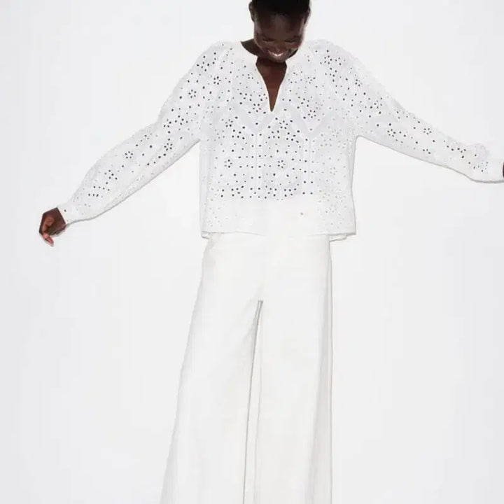 [BUNJANG] H&amp;M Embroidered Blouse White L / 화사한 화이트 컬러의 H&amp;M 자수 블라우스