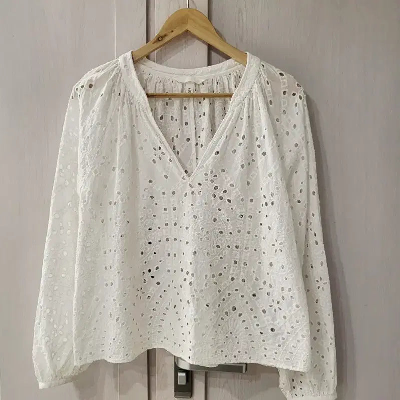 [BUNJANG] H&amp;M Embroidered Blouse White L / 화사한 화이트 컬러의 H&amp;M 자수 블라우스