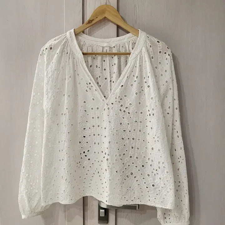 [BUNJANG] H&amp;M Embroidered Blouse White L / 화사한 화이트 컬러의 H&amp;M 자수 블라우스