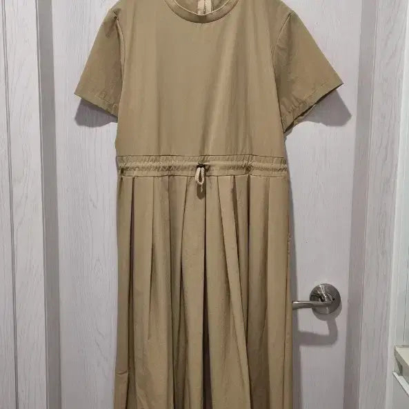 [BUNJANG] Beige Pleated Crinkled Fabric Dress / 깔끔한 베이지 색상의 플리츠 바스락원피스예요