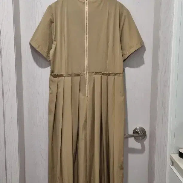 [BUNJANG] Beige Pleated Crinkled Fabric Dress / 깔끔한 베이지 색상의 플리츠 바스락원피스예요