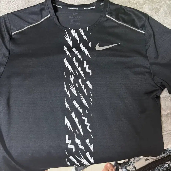 [BUNJANG] Nike Running Short Sleeve Shirt - Black / 나이키 러닝 반팔 M