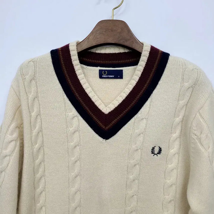[BUNJANG] Fred Perry Cable V-Neck Knit Sweater Ivory/S / 프레드페리 케이블 브이넥 니트 아이보리/S/앨리스/1073