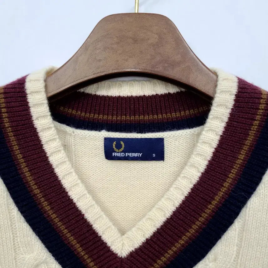 [BUNJANG] Fred Perry Cable V-Neck Knit Sweater Ivory/S / 프레드페리 케이블 브이넥 니트 아이보리/S/앨리스/1073