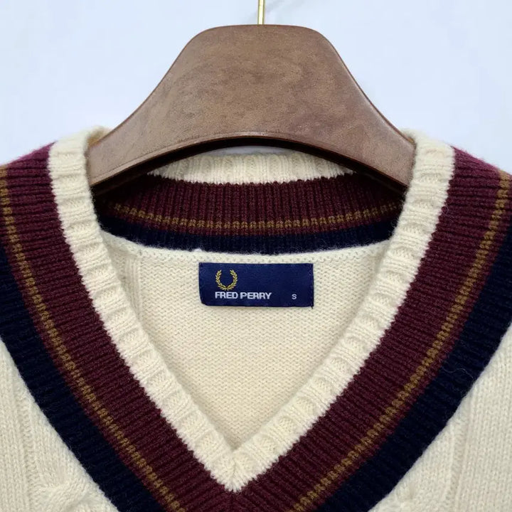 [BUNJANG] Fred Perry Cable V-Neck Knit Sweater Ivory/S / 프레드페리 케이블 브이넥 니트 아이보리/S/앨리스/1073