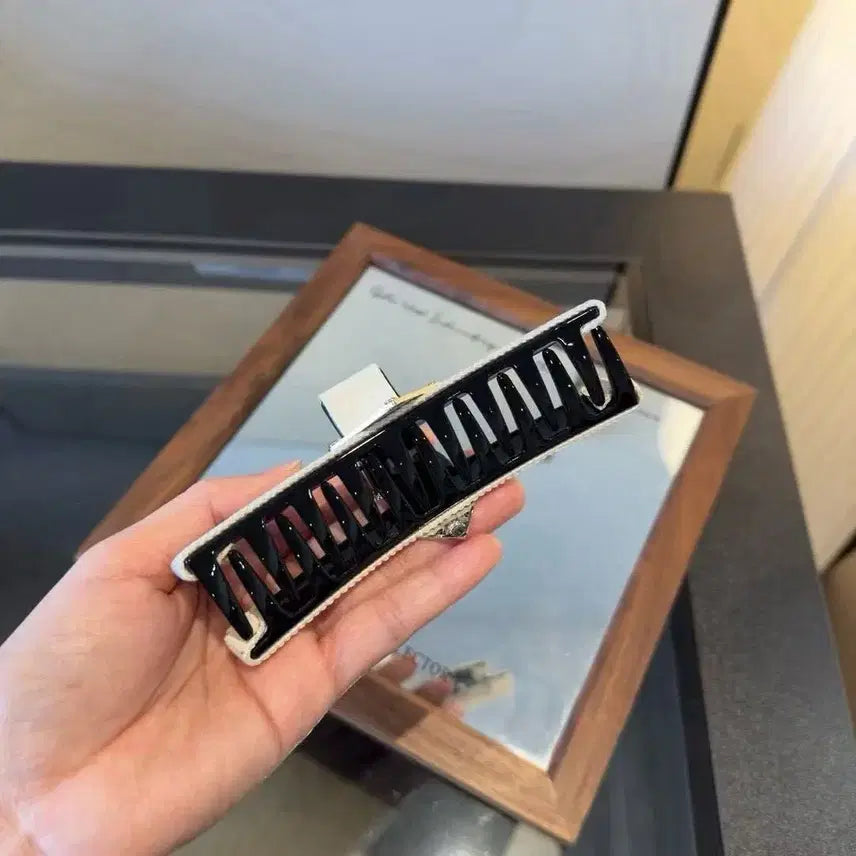 [SOLD OUT] 흰색 프라다 여성용 머리핀 판매합니다