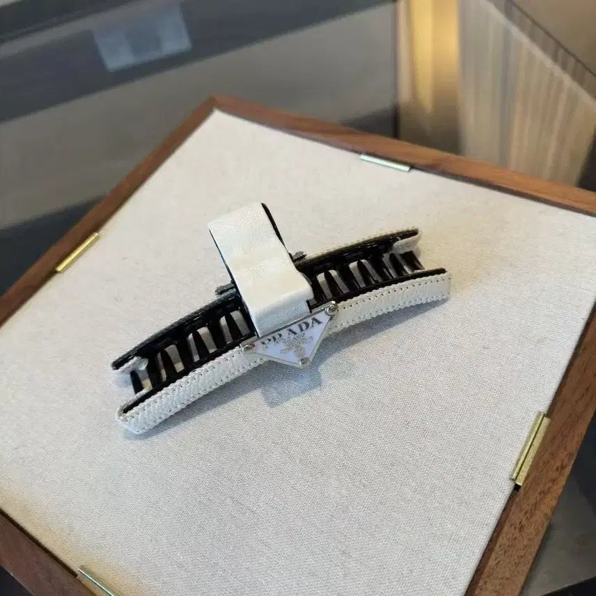 [SOLD OUT] 흰색 프라다 여성용 머리핀 판매합니다