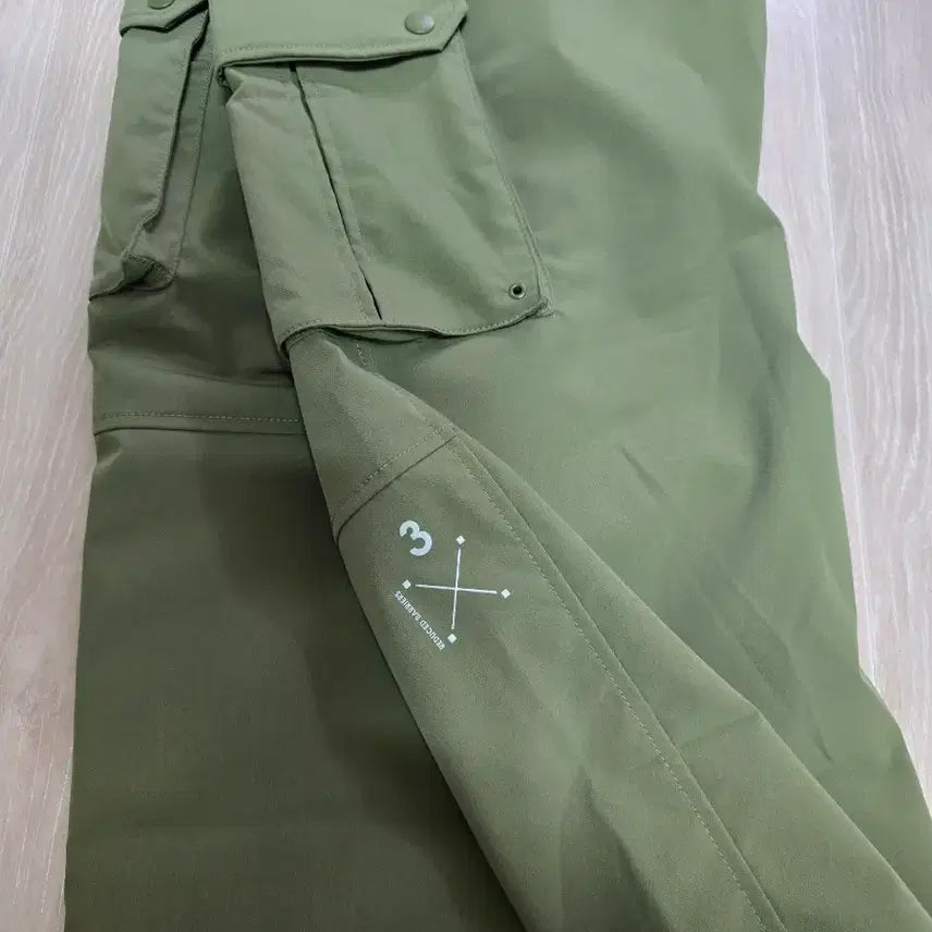 [SOLD OUT] (새상품) 아디다스 정품 우븐 카고 조거 팬츠 매장 한정판 15만원대