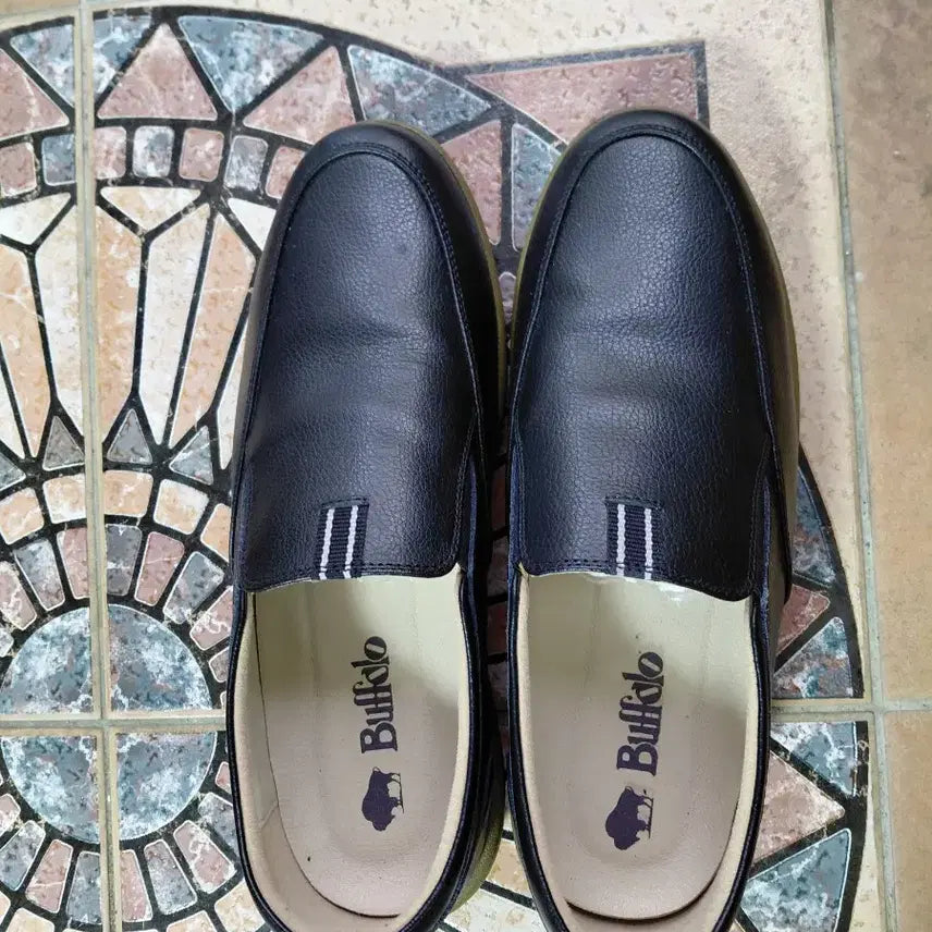 [SOLD OUT] 버팔로 블랙 가죽 남성 로퍼