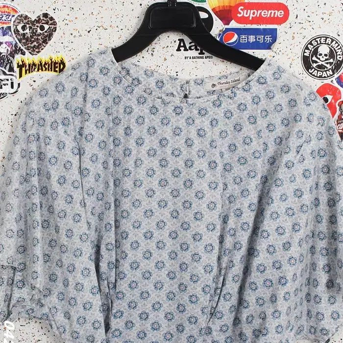 [SOLD OUT] 여성S/ 써스데이아일랜드 뒷밴딩 잔꽃 블라우스