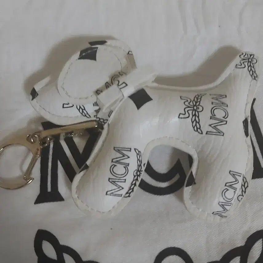 [BUNJANG] MCM Genuine Leather Dog Charm Keyring White / 정품)MCM 강아지 가죽 키링 화이트
