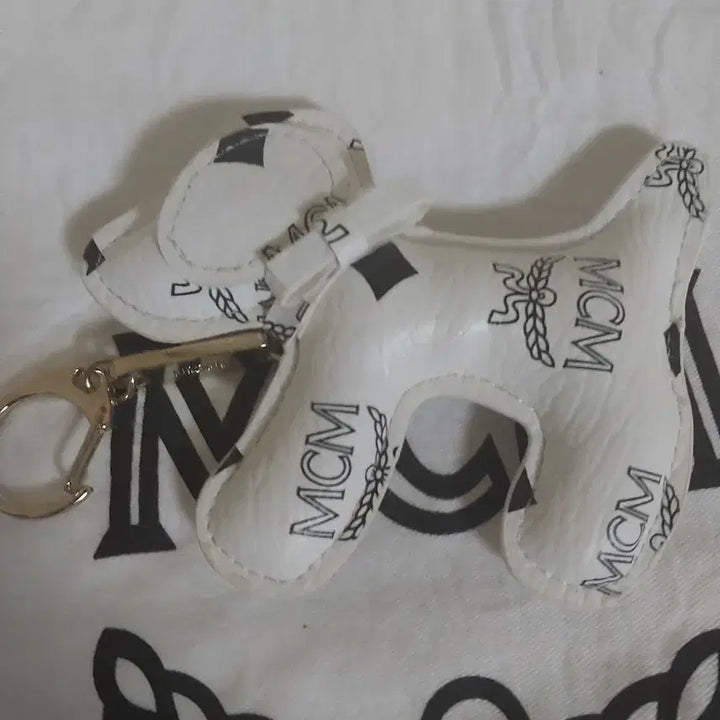 [BUNJANG] MCM Genuine Leather Dog Charm Keyring White / 정품)MCM 강아지 가죽 키링 화이트