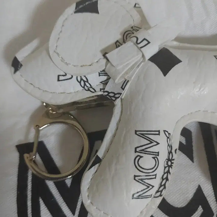 [BUNJANG] MCM Genuine Leather Dog Charm Keyring White / 정품)MCM 강아지 가죽 키링 화이트