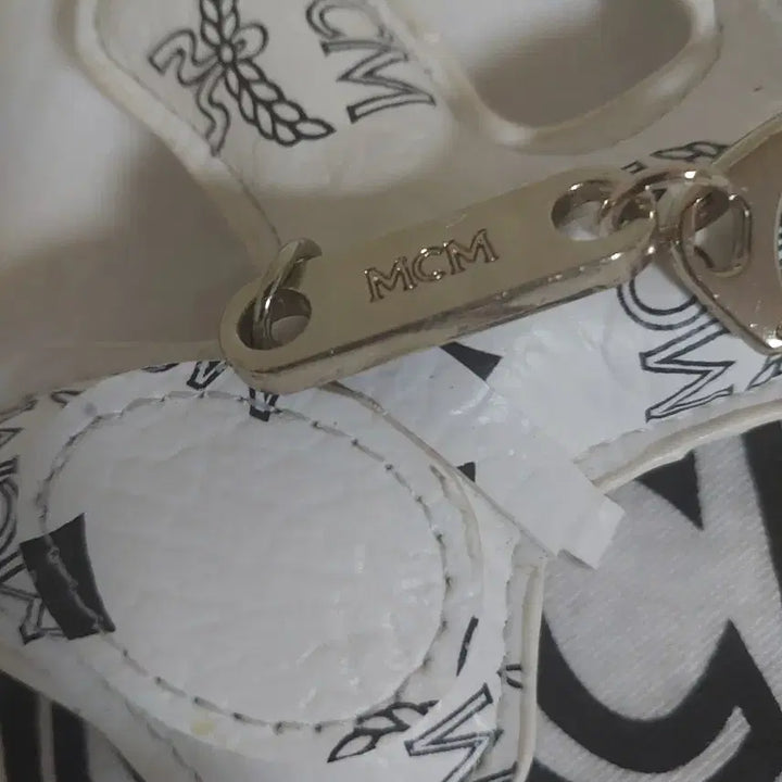 [BUNJANG] MCM Genuine Leather Dog Charm Keyring White / 정품)MCM 강아지 가죽 키링 화이트