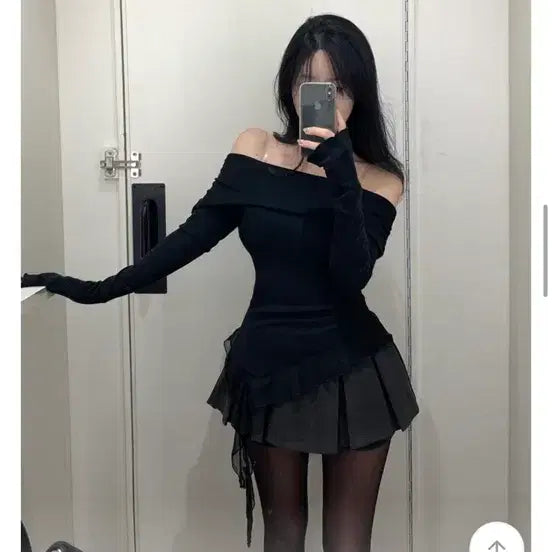 [BUNJANG] A-bly Black Off-Shoulder Frill Asymmetrical T-Shirt / 에이블리) 블랙 오프숄더 프릴 언발 티셔츠