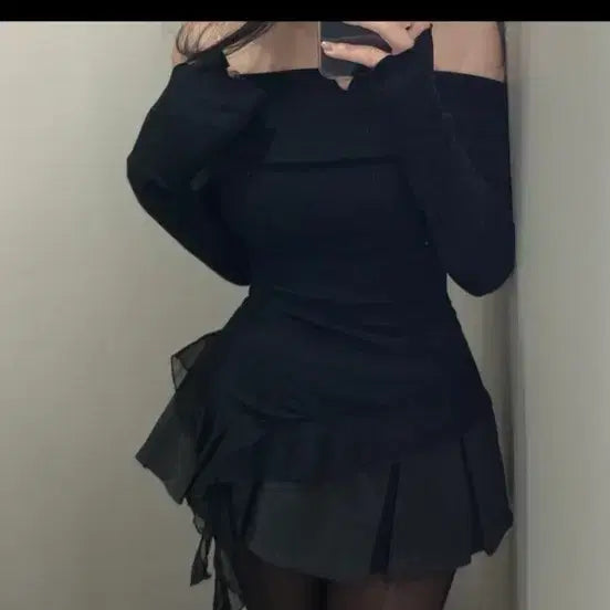 [BUNJANG] A-bly Black Off-Shoulder Frill Asymmetrical T-Shirt / 에이블리) 블랙 오프숄더 프릴 언발 티셔츠