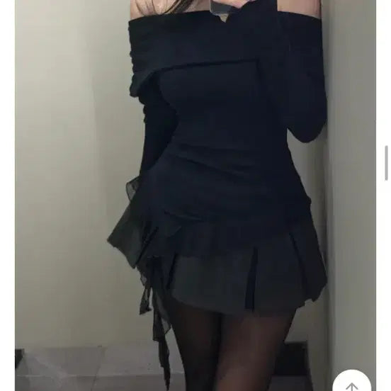 [BUNJANG] A-bly Black Off-Shoulder Frill Asymmetrical T-Shirt / 에이블리) 블랙 오프숄더 프릴 언발 티셔츠