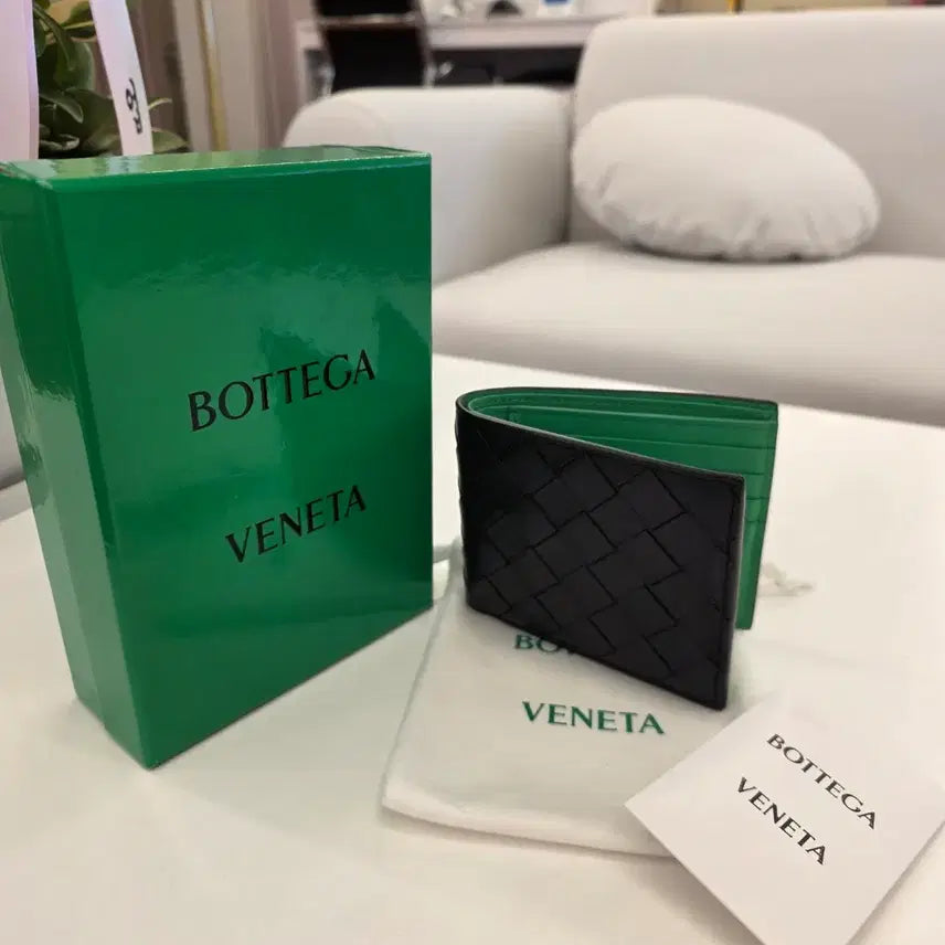 [SOLD OUT] 보테가베네타 인트레치아토 바이폴드 반지갑 (블랙/그린)