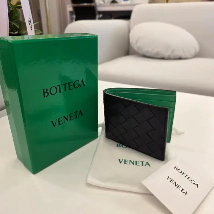 [SOLD OUT] 보테가베네타 인트레치아토 바이폴드 반지갑 (블랙/그린)