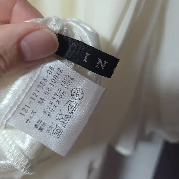 [BUNJANG] INGNI V-Neck Blouse / INGNI 잉그니 여신 브이넥 블라우스