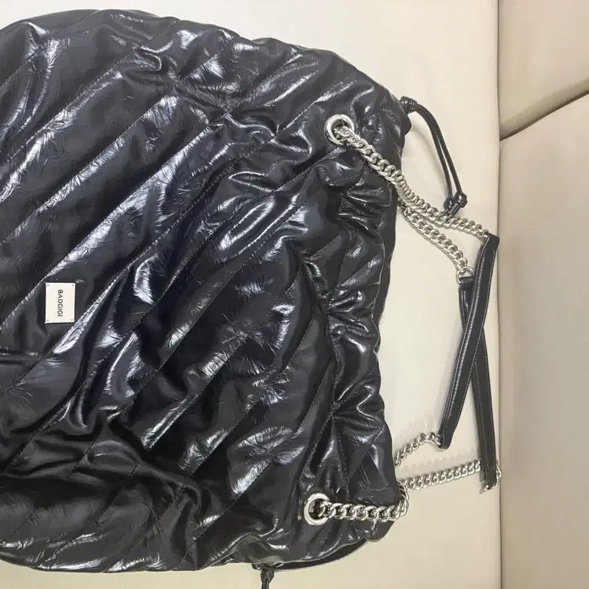 [BUNJANG] Badg G  quilted shoulder bag / 배드지지 퀄팅 숄더백