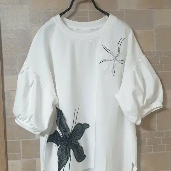 [BUNJANG] White Floral Embroidered T-shirt / 여성 흰색꽃자수티(새옷)