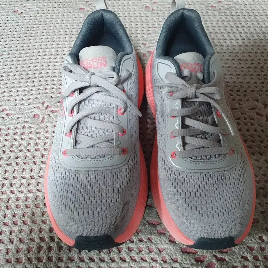 [BUNJANG] Skechers Max Cushioning Running Shoes (235mm) / 스케쳐스 맥스 쿠셔닝 235mm