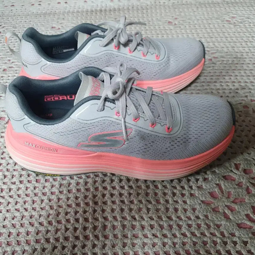 [BUNJANG] Skechers Max Cushioning Running Shoes (235mm) / 스케쳐스 맥스 쿠셔닝 235mm