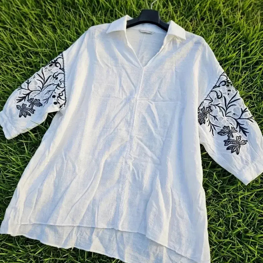 [SOLD OUT] leshop 흰색 셔츠 + 소매 자수 프리(77까지가능)