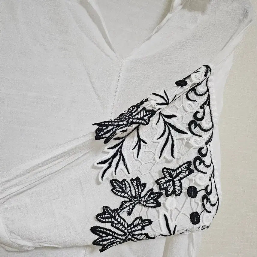 [SOLD OUT] leshop 흰색 셔츠 + 소매 자수 프리(77까지가능)