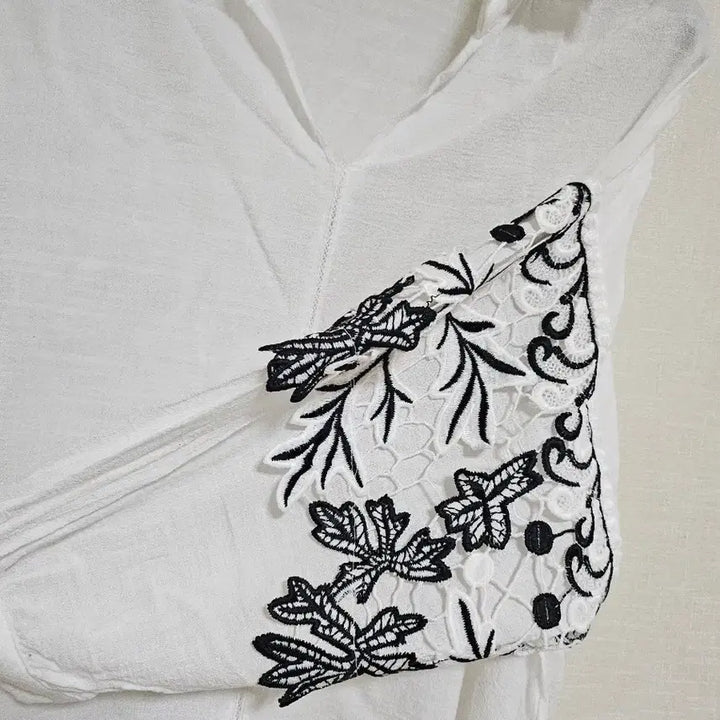 [SOLD OUT] leshop 흰색 셔츠 + 소매 자수 프리(77까지가능)