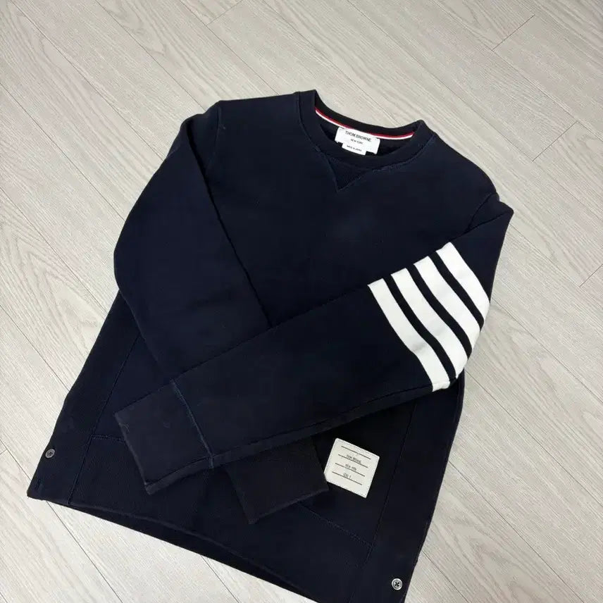 [SOLD OUT] 톰브라운 맨투맨 2사이즈 사선완장 판매