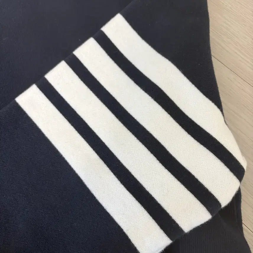 [SOLD OUT] 톰브라운 맨투맨 2사이즈 사선완장 판매