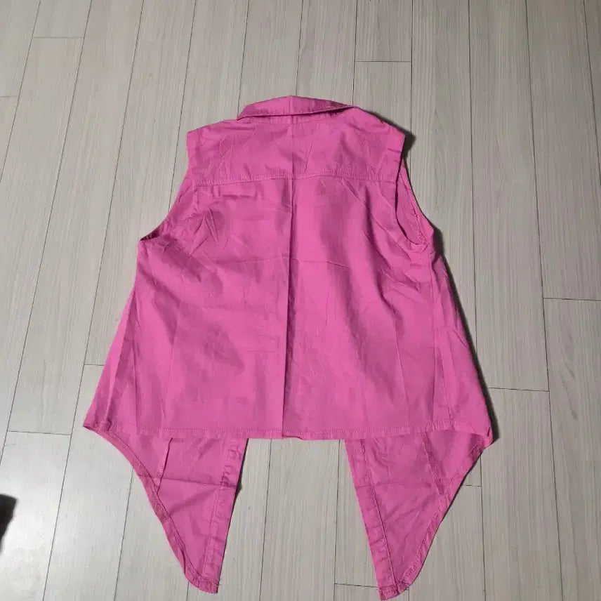 [BUNJANG] Vivid Pink Sleeveless Shirt Blouse with Unique Hemline / 유니크한 밑단 포인트! 비비드 핑크 민소매 셔츠 블라우스