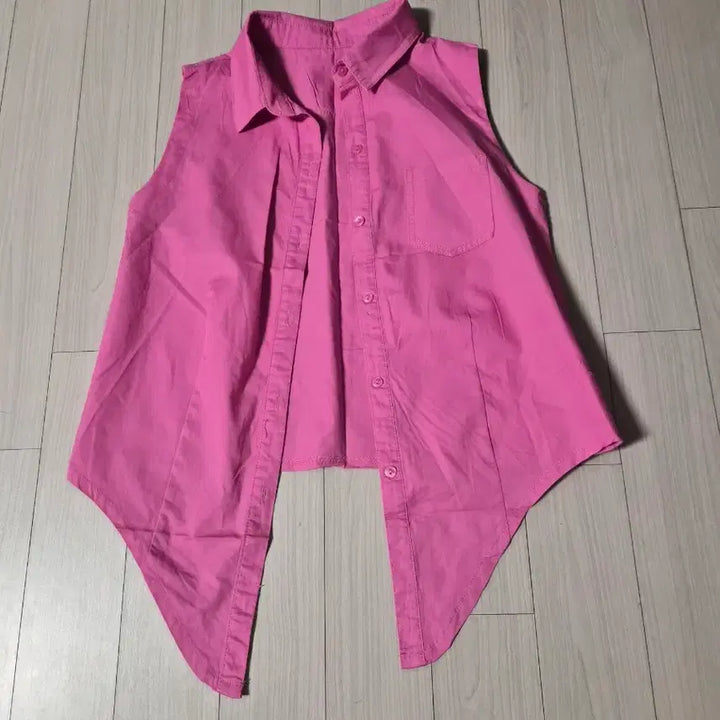 [BUNJANG] Vivid Pink Sleeveless Shirt Blouse with Unique Hemline / 유니크한 밑단 포인트! 비비드 핑크 민소매 셔츠 블라우스