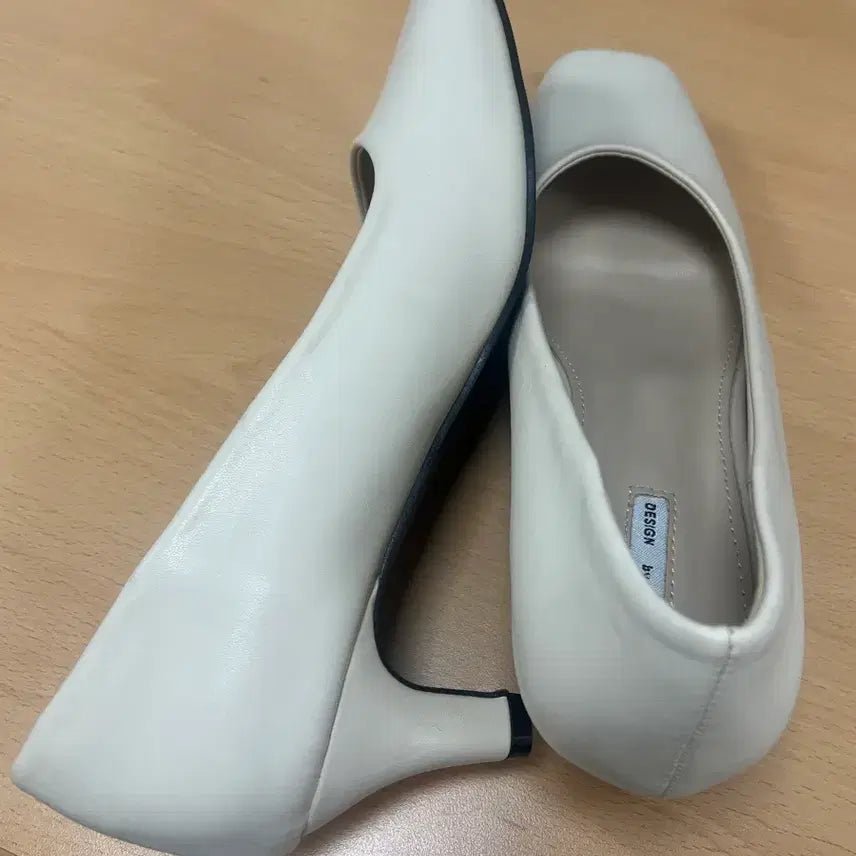 [BUNJANG] DESIGN by KARA White Flats / DESIGN by KARA 흰색 구두