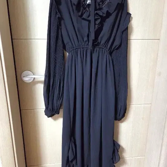 [BUNJANG] Black Long Dress with Frill Detail / 검정색 롱 원피스 프릴 장식