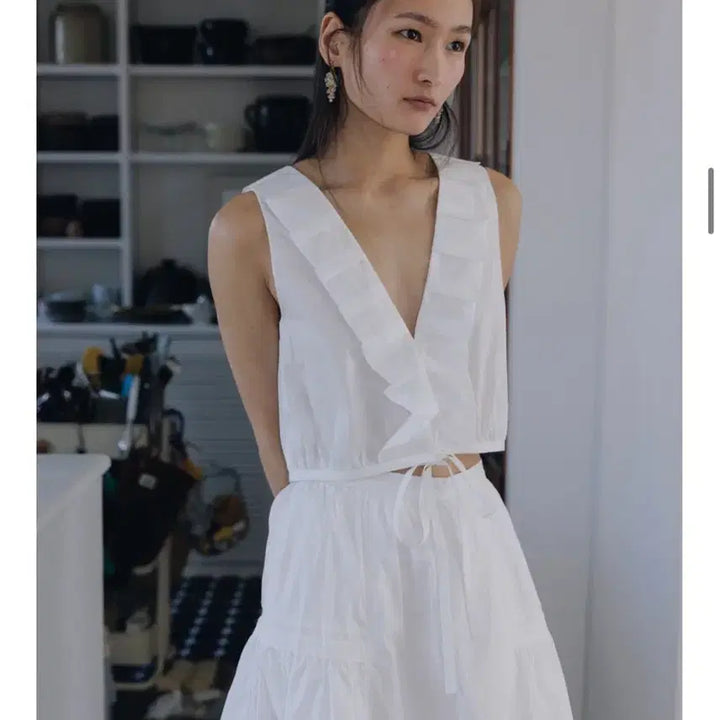 [BUNJANG] Parbang Celina Frill Neck Cropped Sleeveless Blouse / [새상품] 파르벵 셀리나 프릴넥 크롭 슬리브리스 블라우스