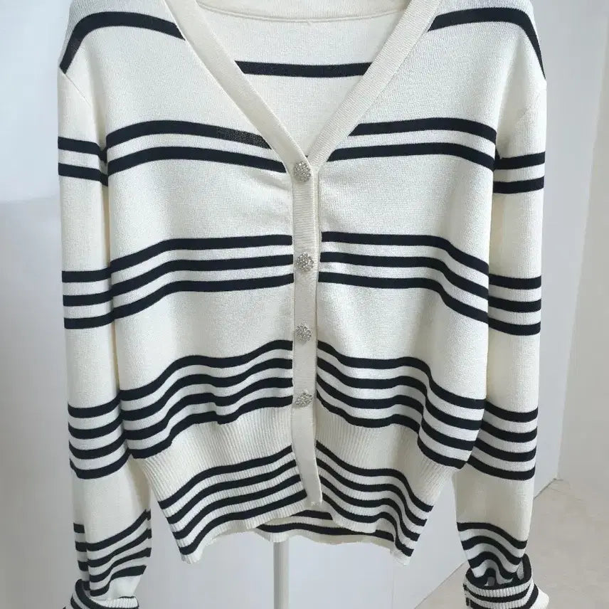 [SOLD OUT] 새상품 클래식 단가라 가디건