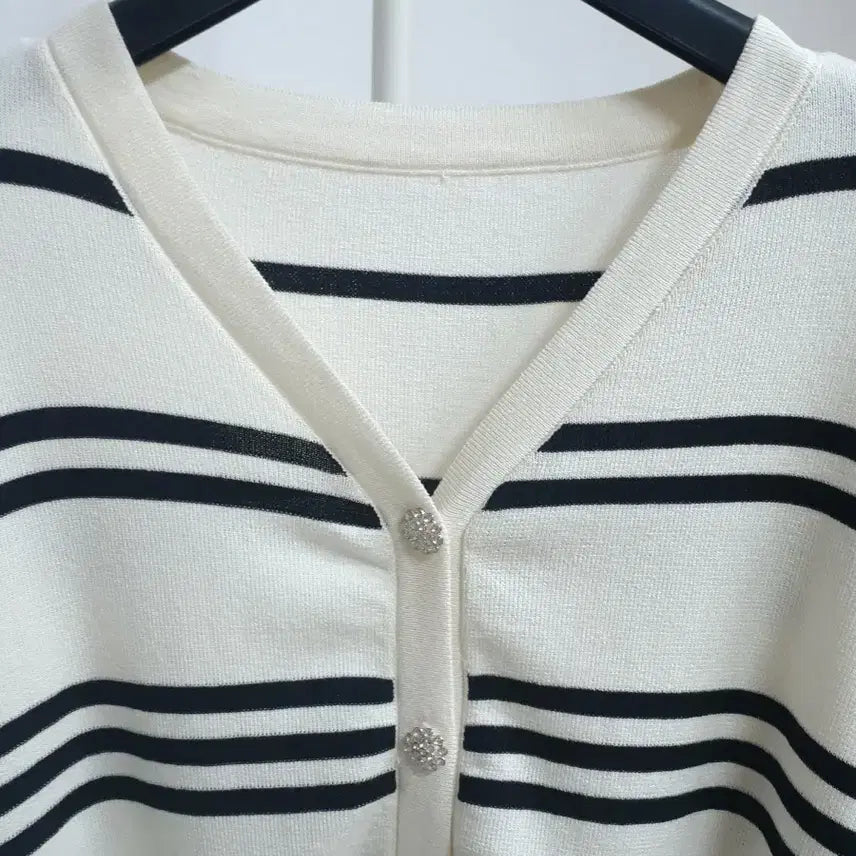 [SOLD OUT] 새상품 클래식 단가라 가디건