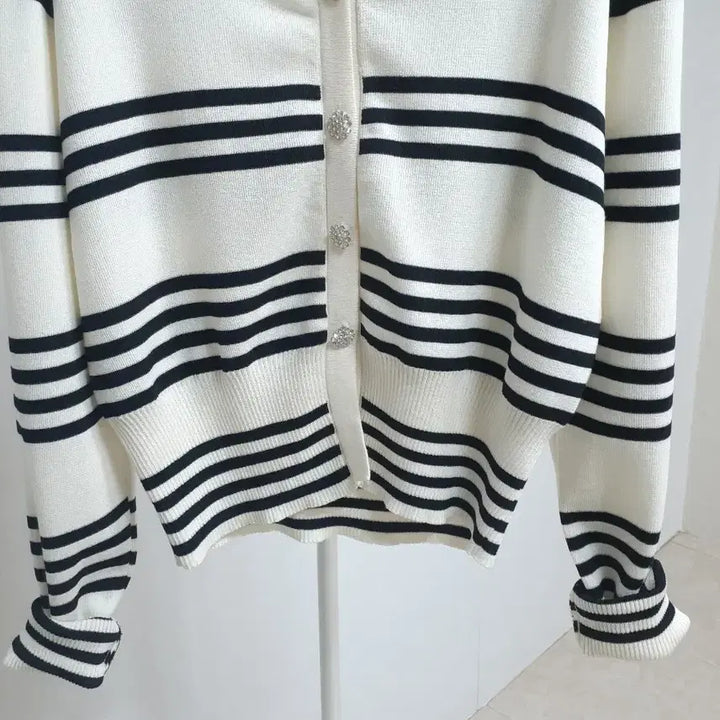 [SOLD OUT] 새상품 클래식 단가라 가디건