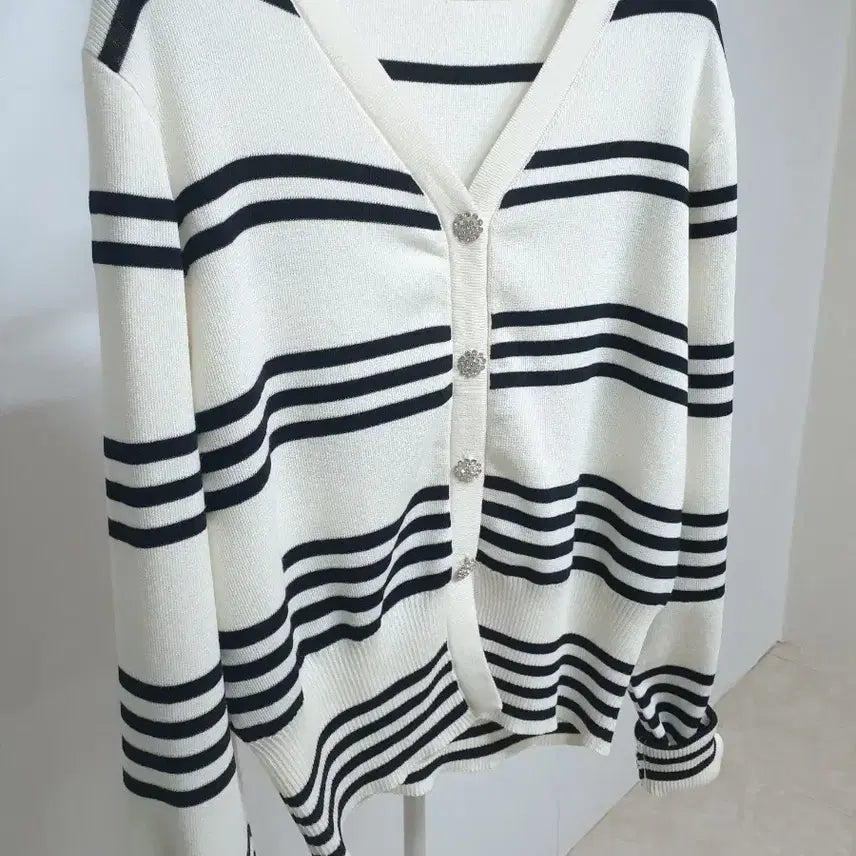 [SOLD OUT] 새상품 클래식 단가라 가디건