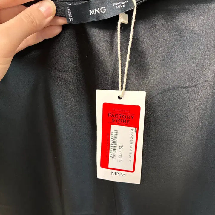 [SOLD OUT] (택달린 새상품) 망고 mango 블랙 새틴 롱 스커트 실키 스커트