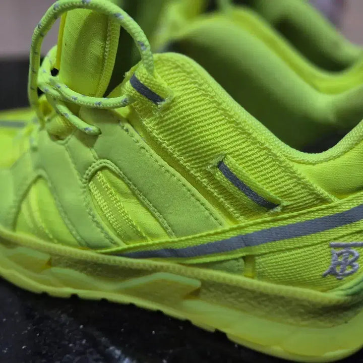 [SOLD OUT] 버버리 런던  스니커즈 EU38