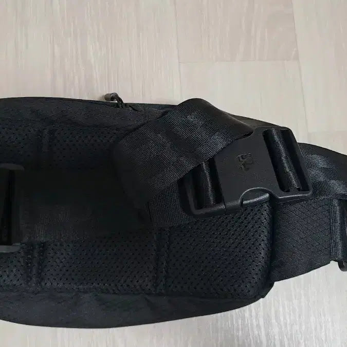 [SOLD OUT] Incase 인케이스 블랙 슬링백 중고